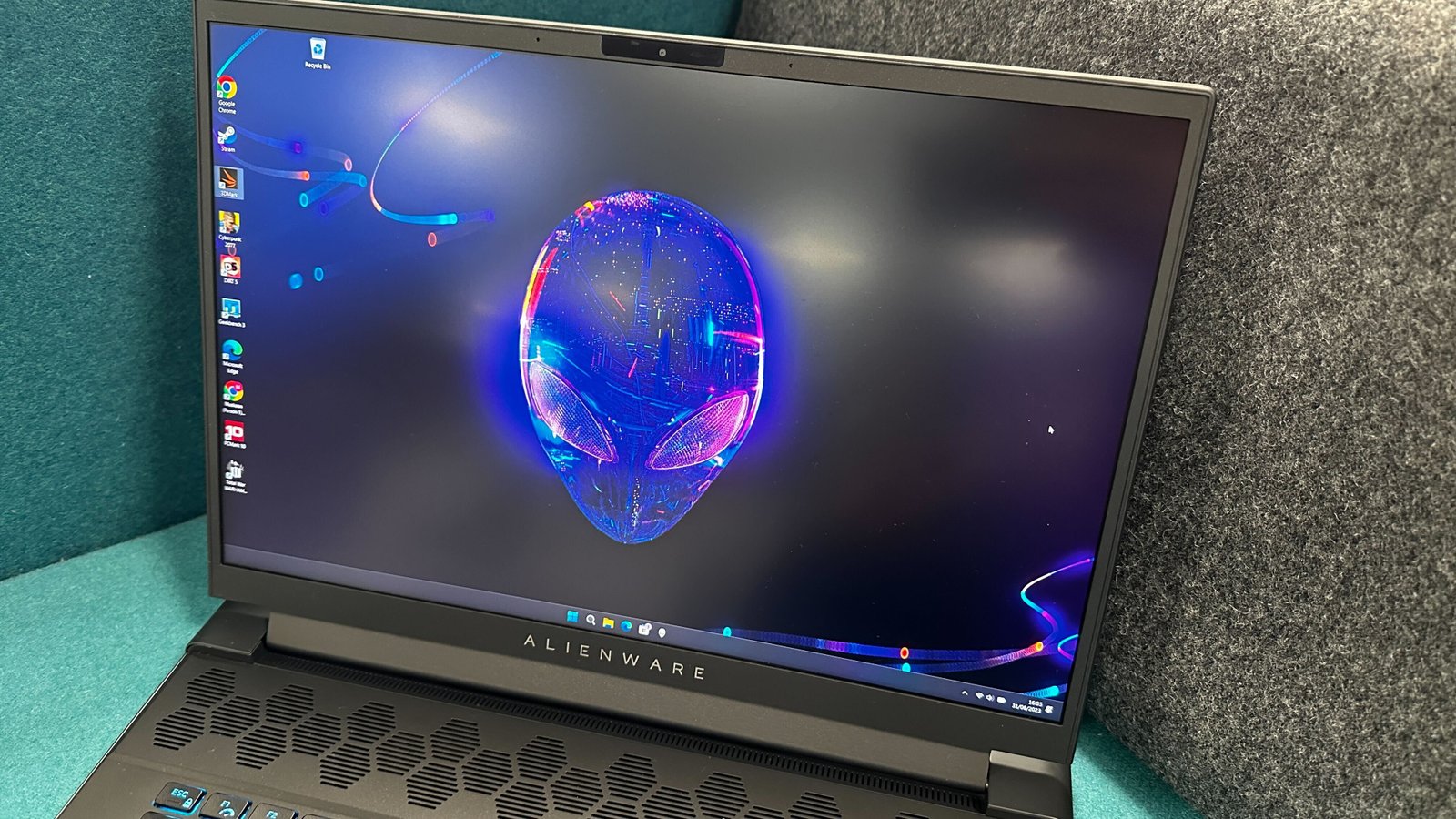 Alienware M16 R2 Ultra 7Pro/16/1TB/6GB 4050 RTX/W11 WITH G SERIES BAG